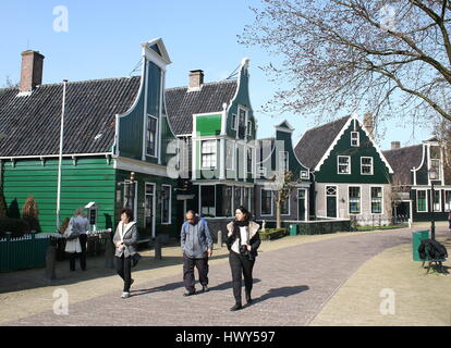 I turisti stranieri presso il tradizionale villaggio olandese di Zaanse Schans, Zaandam/Zaandijk, Paesi Bassi Foto Stock