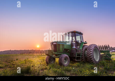 Trattore agricolo in un campo su un Maryland Farm con impostazione di Sun Foto Stock