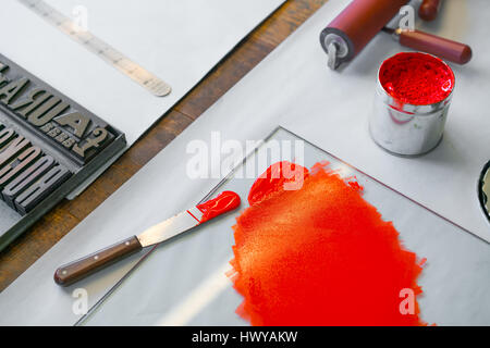 Inchiostro a base di olio in lattine su un tavolo in uno studio di stampa Foto Stock