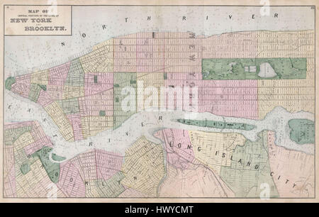 Una mappa delle parti centrali di New York City e Brooklyn, pubblicata nel 1873 da Fredrick W. Beers, che mostra dettagli a livello stradale, inclusi singoli edifici, parchi e nomi di strade, con caratteristiche notevoli come Central Park, Blackwood Island e l'inizio della Long Island Railroad. Foto Stock