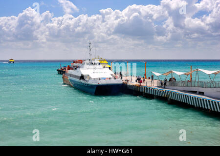 Ferry Terminal in Playa del Carmen. Connessione a isola di Cozumel in Messico Foto Stock