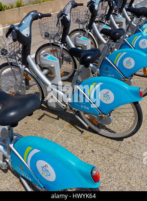 Biciclette a noleggio in al centro della città di Santander Cantabria Spagna settentrionale Foto Stock