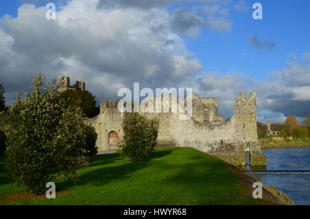 Sole che splende sul Castello di Desmond rovine wiith fiume Maigue. Foto Stock