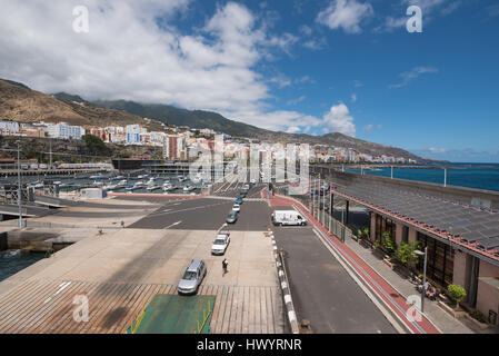 La Palma, Spagna - 11 Settembre 2016: automobili in attesa a bordo di un traghetto in Settembre 11, 2016 a La Palma porto, Isole canarie, Spagna. Foto Stock