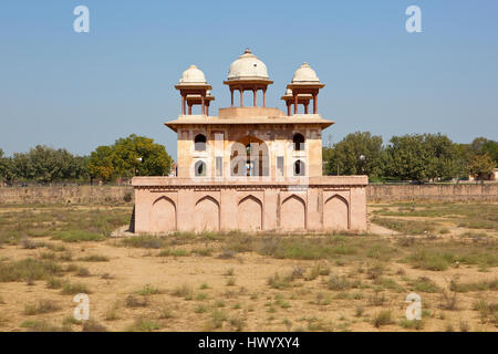 Il colore rosa monumento della Jal Mahal nello stato del Rajasthan in India sotto un cielo blu Foto Stock