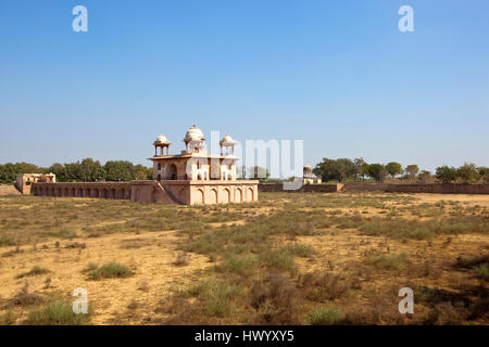 Il sito storico di Jal Mahal in Rajasthan in India sotto un cielo blu Foto Stock