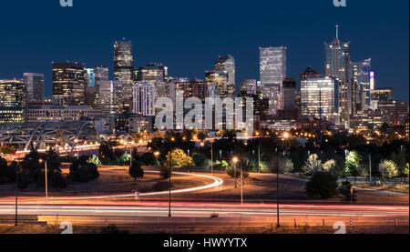 DENVER,CO - 7 ottobre: Denver skyline notturno di tutto il South Platte River con percorsi di luce dalle auto in autostrada Foto Stock