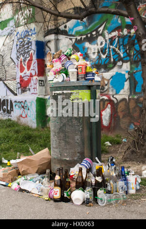 Operazione completa di garbage possibile sulle rive del canale del Danubio, Vienna, Austria, Europa Foto Stock