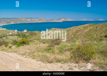 La molla del paesaggio con vista dalla strada rocciosa che conduce dal Kara-dag riserva naturale di insediamento Kotebel nero a riva del mare sulla penisola di Crimea Foto Stock