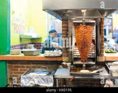 Tacos al pastore allo spiedo in Playa del Carmen, Messico Foto Stock