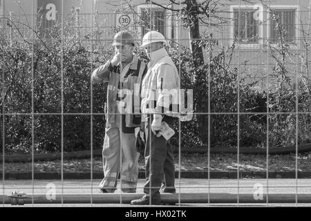 Germania, Regensburg, Marzo 17, 2017, Costruzione lavoratore presso il Watergate in Regensburg durante la procedura di pulizia Foto Stock