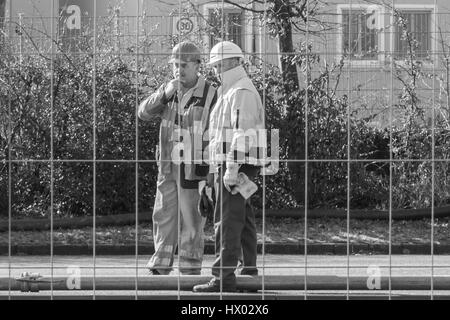 Germania, Regensburg, Marzo 17, 2017, Costruzione lavoratore presso il Watergate in Regensburg durante la procedura di pulizia Foto Stock