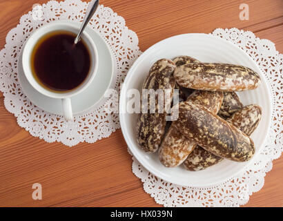 Tradizionale russa vetrato quaresimale gingerbread cookie e una tazza di tè Foto Stock