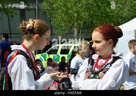 Londra Inghilterra 9 Maggio 2015: Due ragazze in tradizionale costume polacco in chat Foto Stock