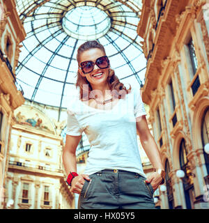 Scopri le più inaspettate tendenze a Milano. Ritratto di moda sorridente monger in Galleria Vittorio Emanuele II Foto Stock