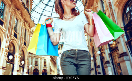 Scopri le più inaspettate tendenze a Milano. Moda monger con colorati borse per lo shopping in Galleria Vittorio Emanuele II Foto Stock