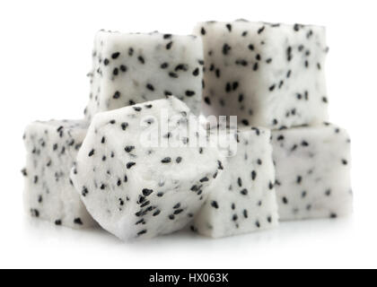 Pitaya o dragon frutta fette cubo isolato su uno sfondo bianco. Foto Stock