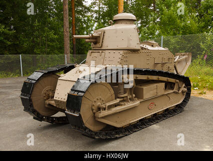 Renault storico FT17 serbatoio dell'esercito finlandese in mostra presso il Museo di armatura della Parola di Ivrea, Finlandia. Foto Stock