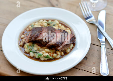 Carne rosolata SU UN LETTO DI IMPULSI - TAPAS Foto Stock