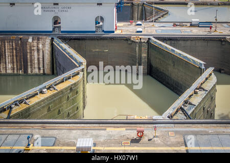 Cancelli apribili a Miraflores lock - ingresso al Canale di Panama - Panama City, Panama Foto Stock