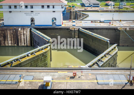 Cancelli apribili a Miraflores lock - ingresso al Canale di Panama - Panama City, Panama Foto Stock