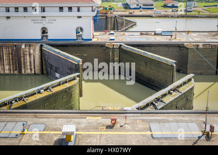 Cancelli apribili a Miraflores lock - ingresso al Canale di Panama - Panama City, Panama Foto Stock