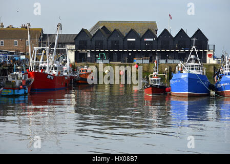 Barche da pesca nel porto di Whistable, Kent Foto Stock