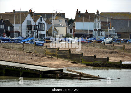 Barche da pesca nel porto di Whistable, Kent Foto Stock