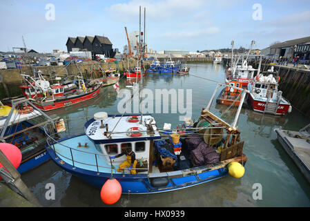 Barche da pesca nel porto di Whistable, Kent Foto Stock