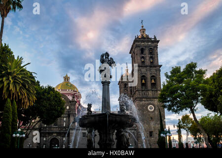 Fontana e Puebla Cattedrale al tramonto - Puebla, Messico Foto Stock