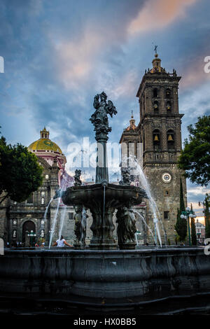 Fontana e Puebla Cattedrale al tramonto - Puebla, Messico Foto Stock