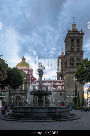 Fontana e Puebla Cattedrale al tramonto - Puebla, Messico Foto Stock
