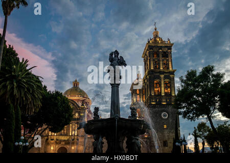 Fontana e Puebla Cattedrale al tramonto - Puebla, Messico Foto Stock