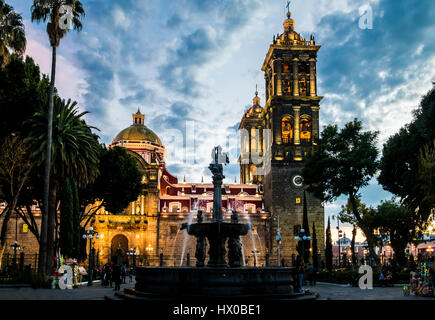 Fontana e Puebla Cattedrale al tramonto - Puebla, Messico Foto Stock