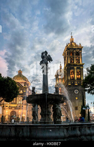 Fontana e Puebla Cattedrale al tramonto - Puebla, Messico Foto Stock