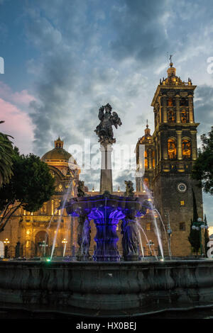 Fontana e Puebla Cattedrale al tramonto - Puebla, Messico Foto Stock