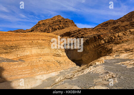 Questa guarda in basso attraverso una sezione di rame-colorato si restringe del Mosaico Canyon nel Parco Nazionale della Valle della Morte, California, Stati Uniti d'America. Foto Stock