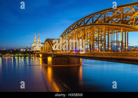 Cologne City skyline notturno, Colonia, Germania Foto Stock