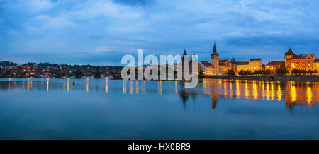 Prague city skyline panorama e il Ponte di Carlo, Praga, Repubblica Ceca Foto Stock