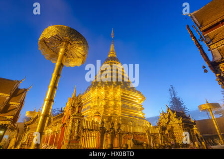 Wat Phra That Doi Suthep di notte, Chiang Mai, Thailandia (tempio pubblico nessun biglietto) Foto Stock