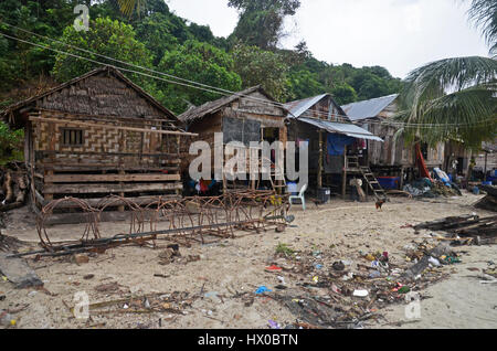 Moken palafitte sulla spiaggia nel villaggio di Makyone Galet, Lampi National Marine Park, Myeik arcipelago, Myanmar Foto Stock