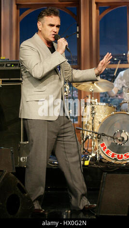 Il cantante Morrissey compie durante un segmento di "Late Late Show con Craig Ferguson' alla televisione CBS City il 14 aprile 2008 a Los Angeles, California. Foto di Francesco Specker Foto Stock