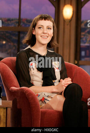 Host Craig Ferguson, destro con l'attrice Jena Malone durante un segmento di "Late Late Show con Craig Ferguson' alla televisione CBS City il 17 ottobre 2007 a Los Angeles, California. Photo credit: Francesco Specker Foto Stock