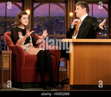 Host Craig Ferguson, destro con l'attrice Jena Malone durante un segmento di "Late Late Show con Craig Ferguson' alla televisione CBS City il 17 ottobre 2007 a Los Angeles, California. Photo credit: Francesco Specker Foto Stock