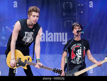 Luca Hemmings, sinistra e Calum cofano di 5 secondi di estate suona presso il iHeartRadio Music Festival & Village il 20 settembre 2014, a Las Vegas, Nevada. Foto di Francesco Specker Foto Stock