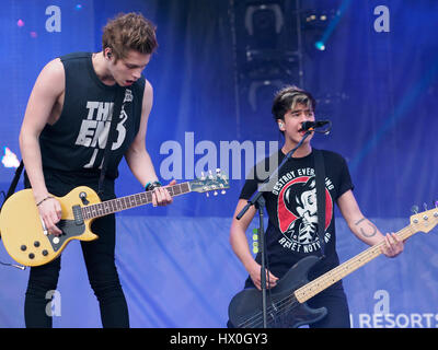 Luca Hemmings, sinistra e Calum cofano di 5 secondi di estate suona presso il iHeartRadio Music Festival & Village il 20 settembre 2014, a Las Vegas, Nevada. Foto di Francesco Specker Foto Stock