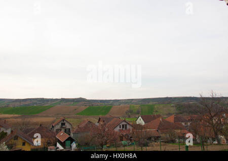 Bellissimo paesaggio a molla con campo in Vojvodina,Serbia Foto Stock