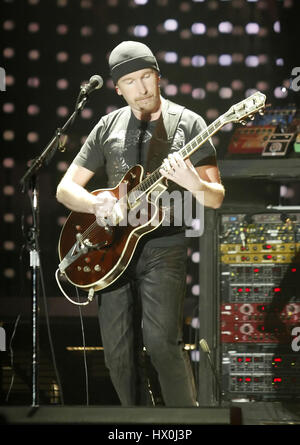 Il bordo del gruppo rock, U2, in concerto a San Diego, CA il 28 marzo 2005 Photo credit: Francesco Specker Foto Stock