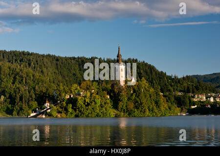 L'isola con l Assunzione di Maria la Chiesa si trova sul lago di Bled nelle Alpi Giulie. Uno della icona della Slovenia. Foto Stock