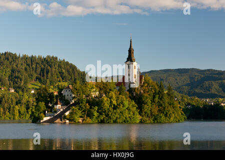 L'isola con l Assunzione di Maria la Chiesa si trova sul lago di Bled nelle Alpi Giulie. Uno della icona della Slovenia. Foto Stock